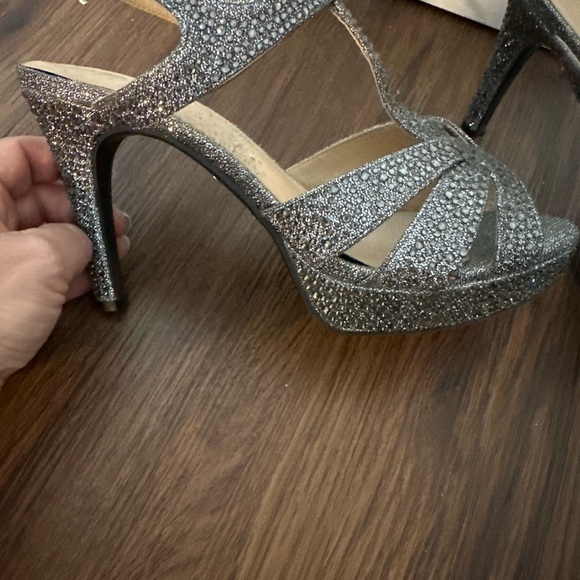 Gray/peuter rhinestone heels. - Picture 4 of 4